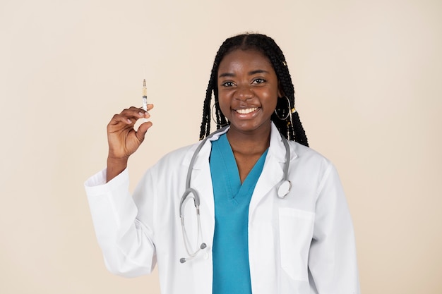 Foto gratuita medico femminile che tiene la siringa con il vaccino