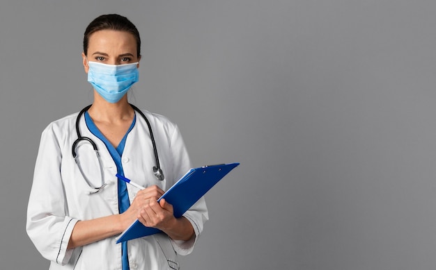Женщина-врач в больнице в маске