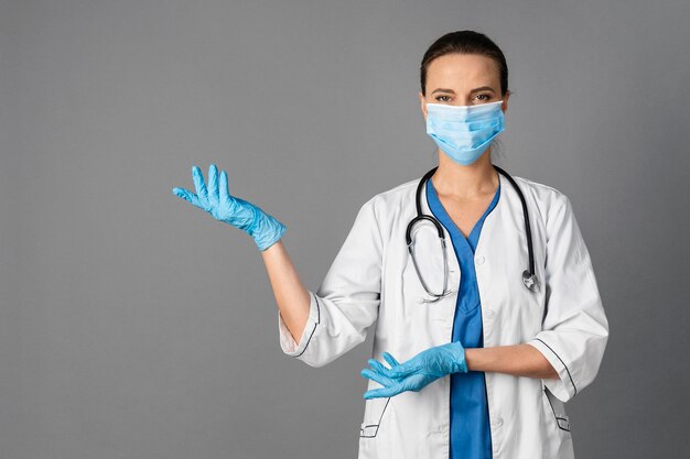 Женщина-врач в больнице в маске