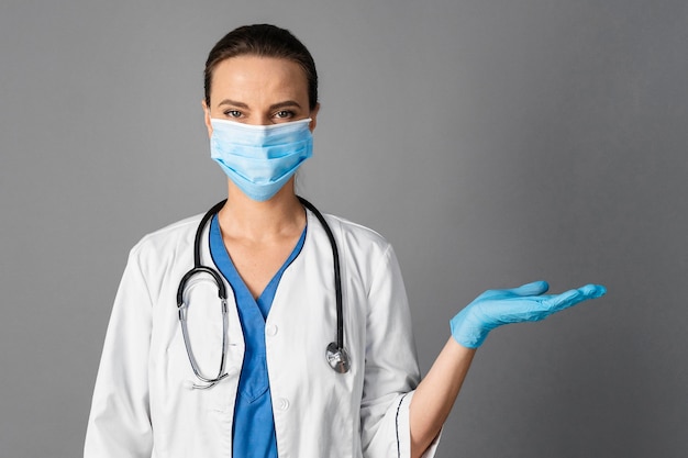 Free photo female doctor at hospital wearing mask