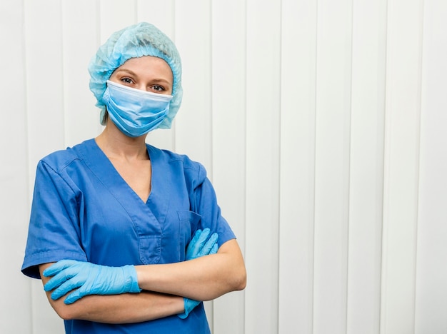 Женщина-врач в больнице с маской