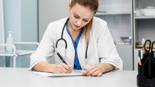 Foto gratuita dottoressa in ospedale