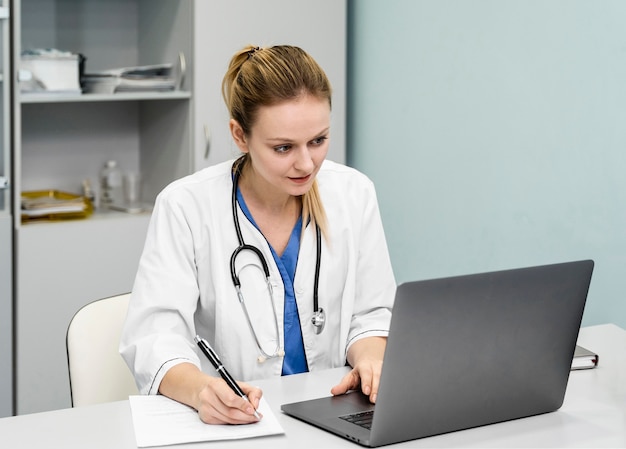 Free photo female doctor at hospital