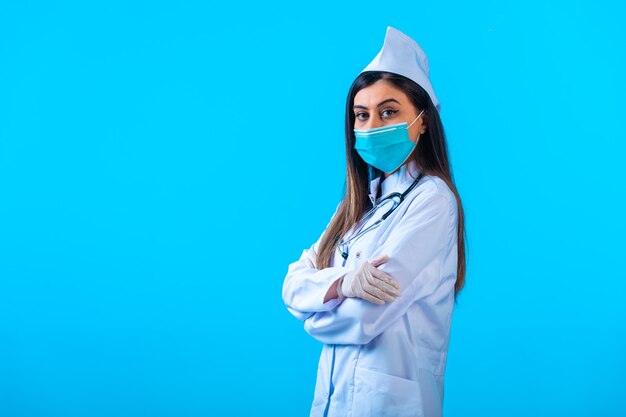 Женщина-врач в маске позирует как профессионал.