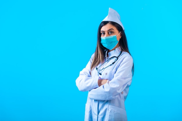 Женщина-врач в маске позирует как профессионал