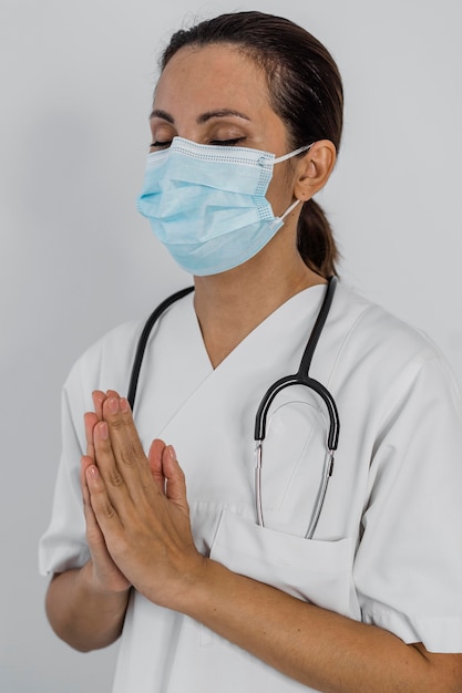 Женщина-врач молится