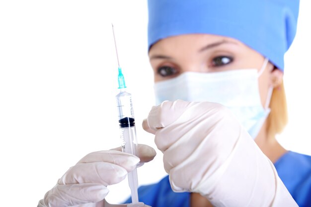 予防接種を行うための女性医師の準備