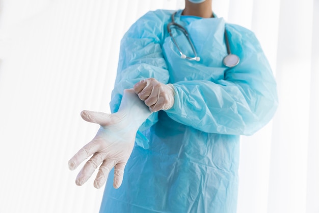 保護手袋を着用する女性医師