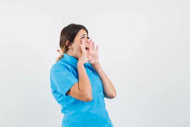 Женщина-врач кричит или объявляет что-то в синей форме