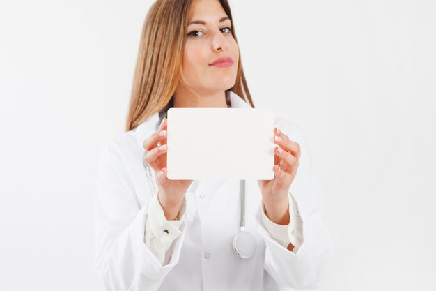 Женский врач, показывая бумагу