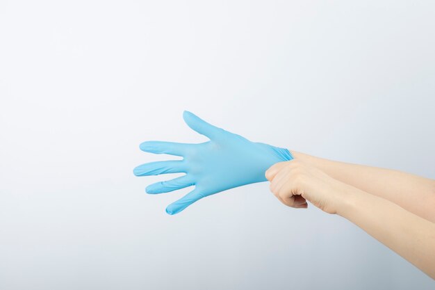 Женщина-врач в медицинских перчатках для защиты от эпидемического коронавируса.