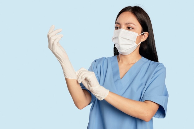 Free photo female doctor wearing medical gloves