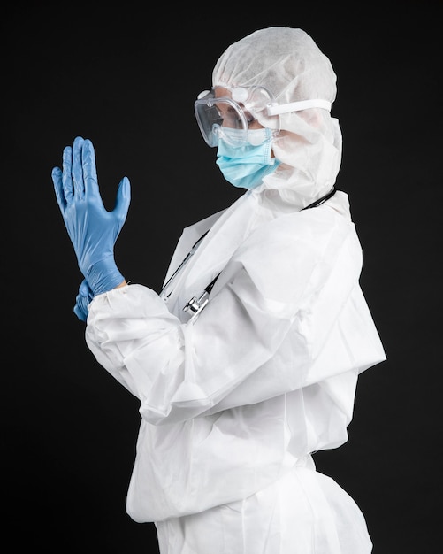 유행성 의료 장비를 착용하는 여성 의사