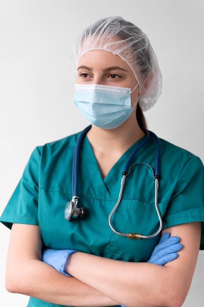 Free photo female doctor wearing a protective equipment