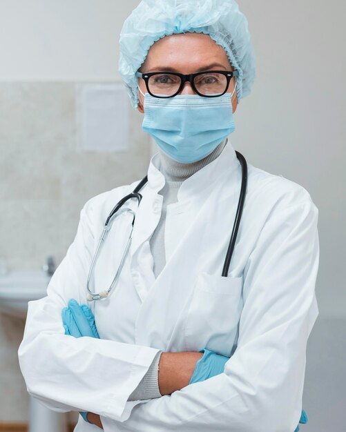 안전 장비를 착용하는 여성 의사