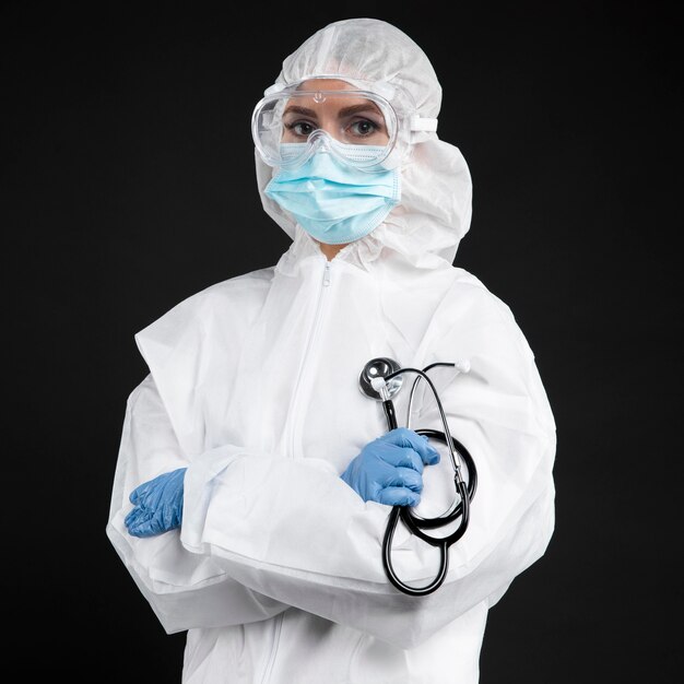 특수 의료 장비를 착용하는 여성 의사