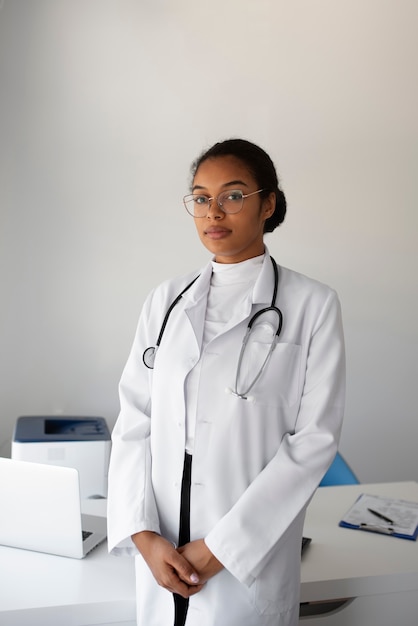 Free photo female doctor wearing stethoscope medium shot
