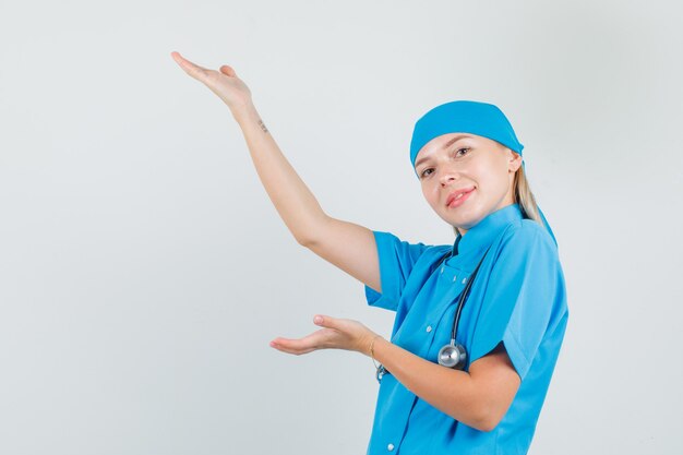 여성 의사를 환영하거나 파란색 유니폼을 입고 메리를 찾고 있습니다.