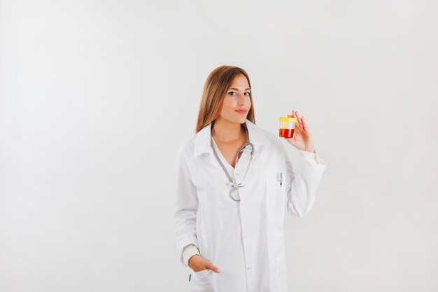 Женский врач с контейнером, наполненным кровью