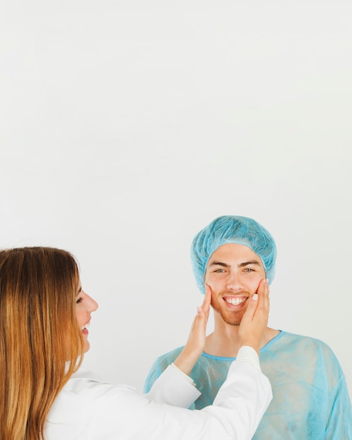 Free photo female doctor with patient wearing cap