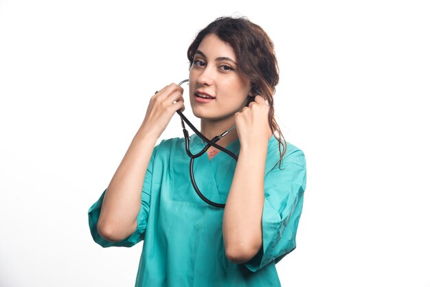 白い背景の上の聴診器を持つ女性医師