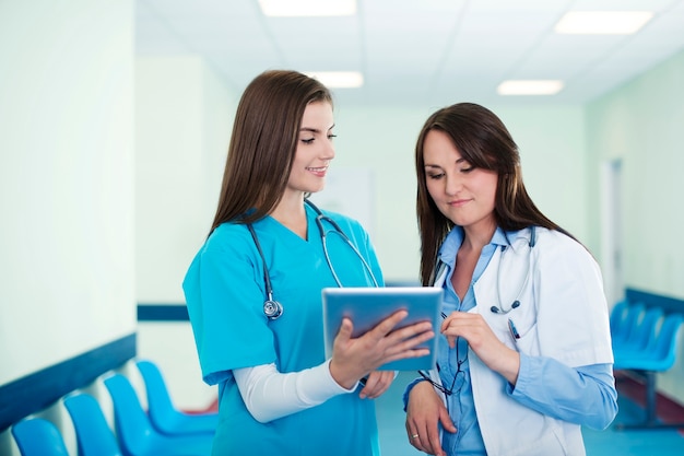 Женщины-врачи проверяют результаты на цифровом планшете