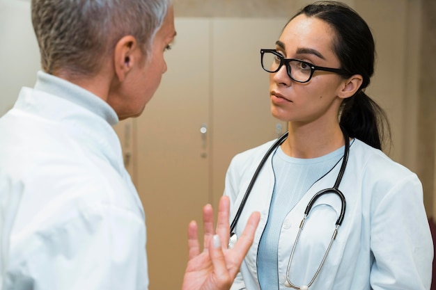 Foto gratuita medici di sesso femminile che parlano al lavoro