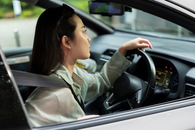 Foto gratuita autista femminile in auto elettrica