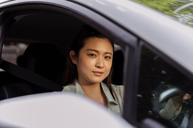 無料写真 電気自動車の女性ドライバー