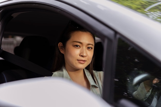 電気自動車の女性ドライバー