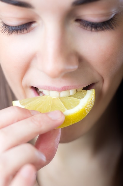 레몬 조각을 먹는 여성