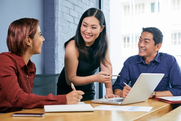 Free photo female entrepreneur conducting meeting