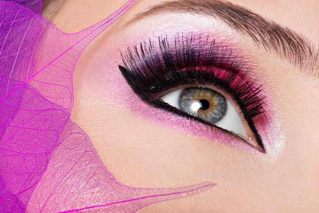 아름다운 패션 밝은 분홍색 화장과 여성의 눈