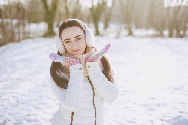 Foto gratuita inverno femminile faccia bruna da solo