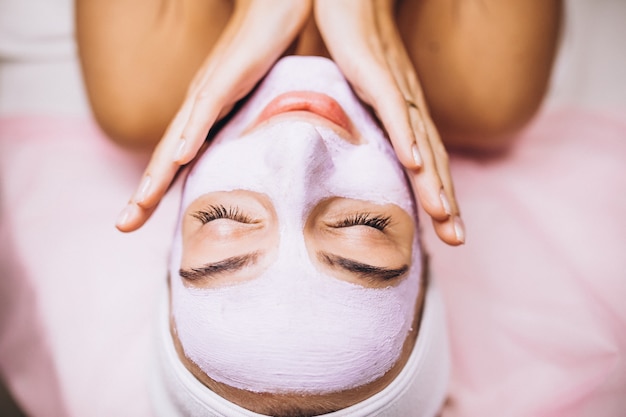 Fronte femminile coperto di alto vicino della maschera