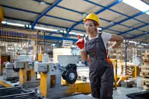 Foto gratuita operaio femminile operante macchina industriale in linea di produzione