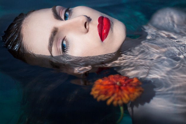 Free photo female fair haired model in avantgarde makeup with red lipstick