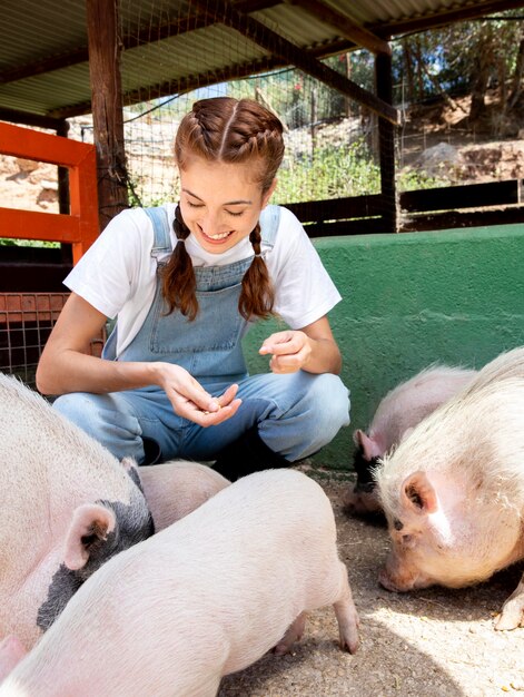 돼지에게 먹이를 주는 여성 농부