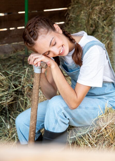 Женщина-фермер, расслабляющаяся на открытом воздухе