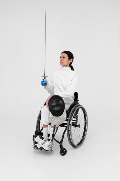 Female fencing player having a legs disability