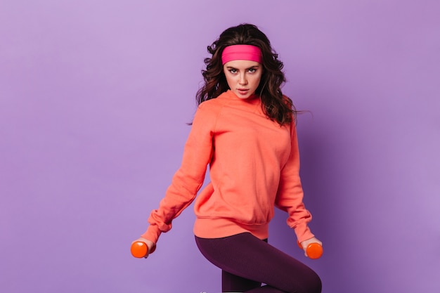 Free photo female fitness trainer with dumbbell in her hands