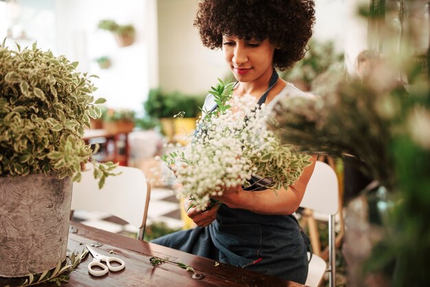 美しい白い花の束を保持する女性の花屋