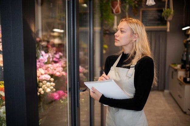 ノートを持っている女性の花屋