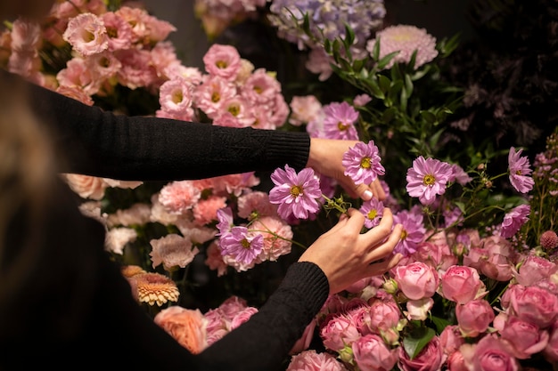 Женский флорист делает красивую композицию из цветов