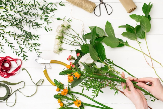 フラワーショップで美しい花束を作る女性の花屋