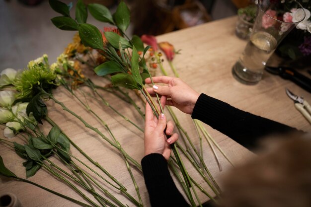 꽃다발을 만드는 여성 플로리스트