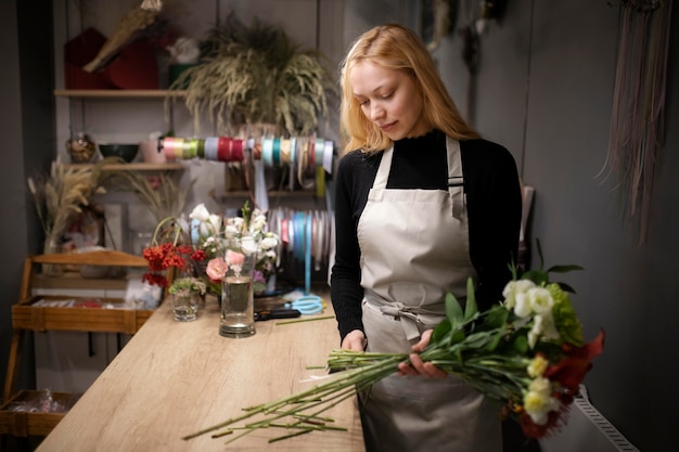 花束を作る女性の花屋