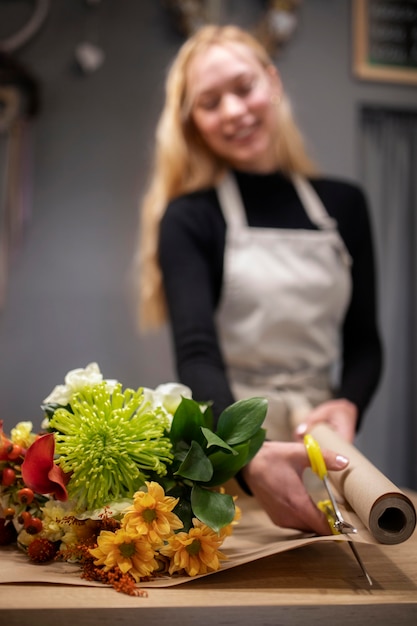 花束を作る女性の花屋