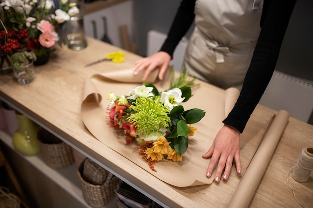 花束を作る女性の花屋