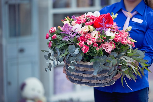 바구니 안에 꽃다발과 함께 여성 꽃집